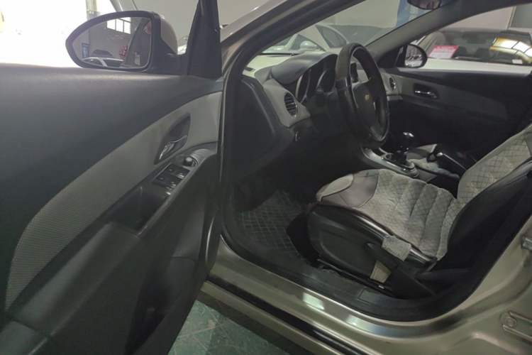 Used Chevrolet Cruze 2013 1.6L SE MT Driver Seat