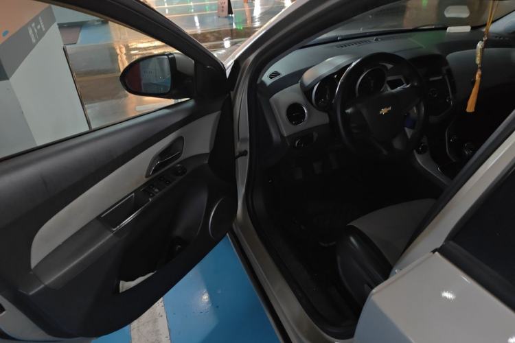 Used Chevrolet Cruze 2013 1.6L SL Sunroof Edition MT Driver Seat