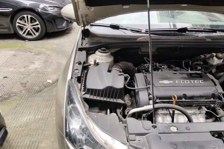 Used Chevrolet Cruze 2013 1.8L SE AT Engine Bay Right