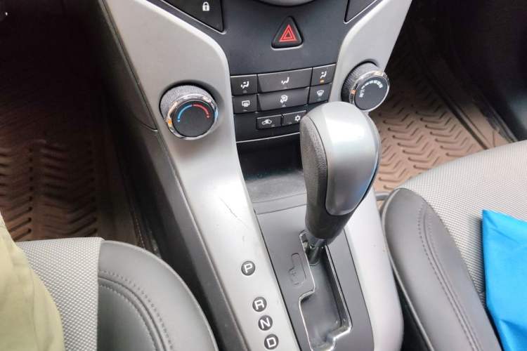 Used Chevrolet Cruze 2013 1.8L SE AT Gear Lever