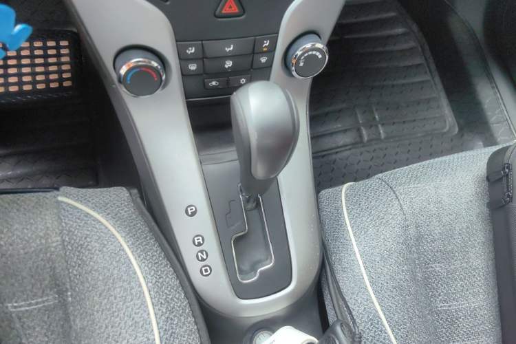 Used Chevrolet Cruze 2013 1.8L SE AT Gear Lever