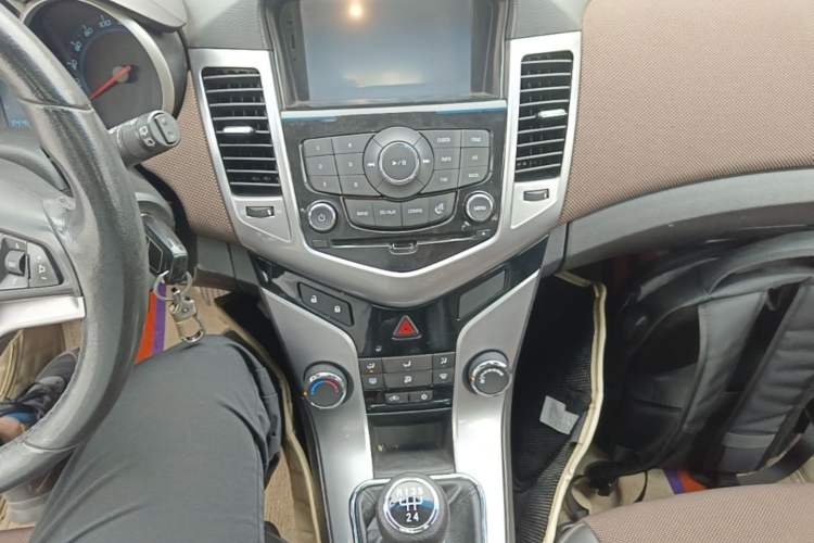 Used Chevrolet Cruze 2013 Hatchback 1.6L Manual Luxury Model Gear Lever