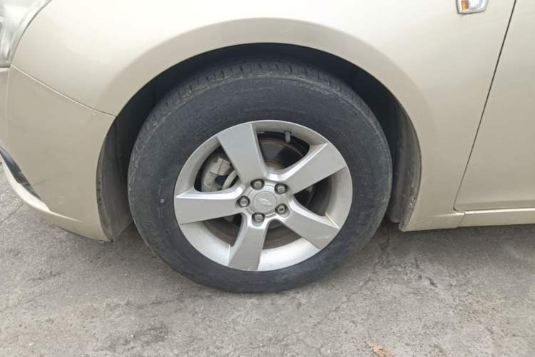 Used Chevrolet Cruze 2013 Hatchback 1.6L Manual Luxury Model Left Front Wheel Hub