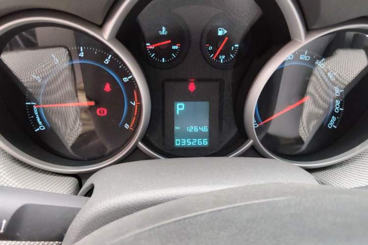 Used Chevrolet Cruze 2013 1.8L SE AT Odometer Close Up