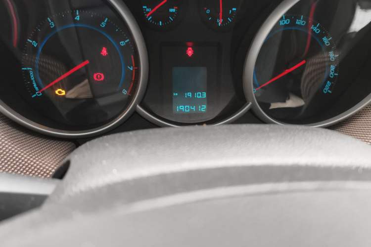Used Chevrolet Cruze 2013 Hatchback 1.6L Manual Luxury Model Odometer Close Up