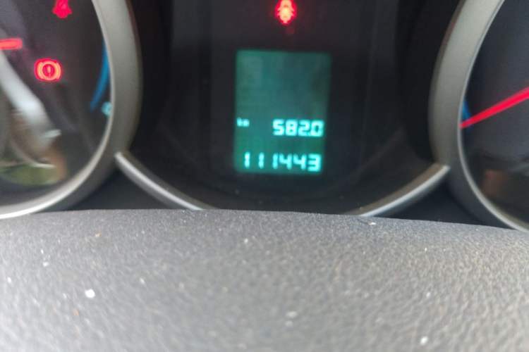 Used Chevrolet Cruze 2013 1.6L SL MT Odometer Close Up