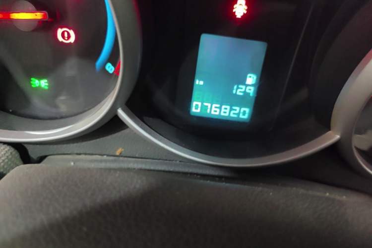 Used Chevrolet Cruze 2013 1.6L SE MT Odometer Close Up