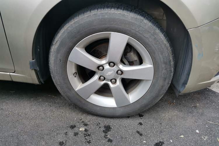Used Chevrolet Cruze 2013 1.6L SL Grand Edition Manual Transmission Right Front Wheel Hub