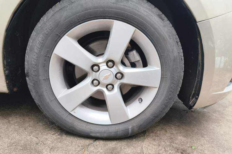 Used Chevrolet Cruze 2013 Hatchback 1.6L Manual Luxury Model Right Front Wheel Hub