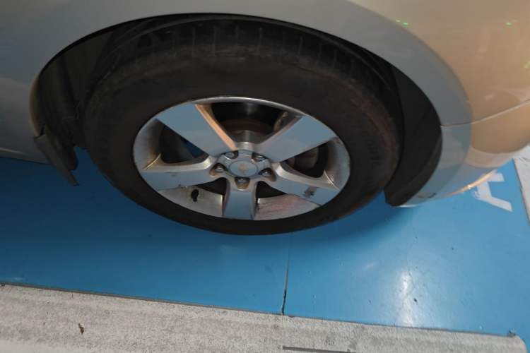 Used Chevrolet Cruze 2013 1.6L SL Sunroof Edition MT Right Front Wheel Hub