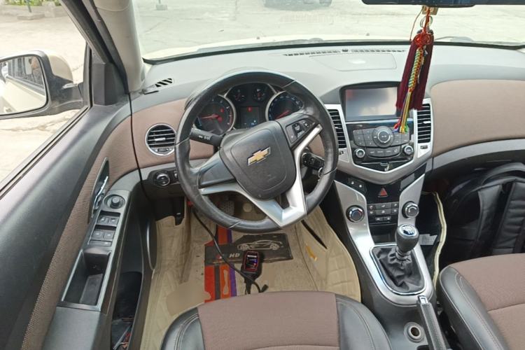 Used Chevrolet Cruze 2013 Hatchback 1.6L Manual Luxury Model Steering Wheel