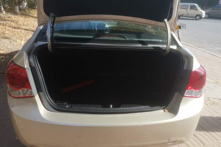 Used Chevrolet Cruze 2013 1.8L SE AT Trunk