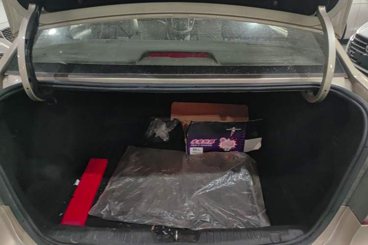 Used Chevrolet Cruze 2013 1.6L SE MT Trunk