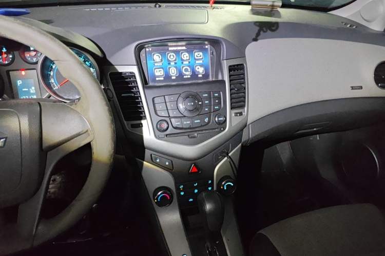 Used Chevrolet Cruze 2013 1.8L SE AT Audio And AC Panel