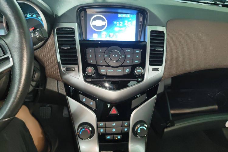 Used Chevrolet Cruze 2013 Hatchback 1.6L Manual Luxury Model Audio And AC Panel