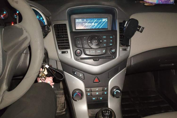 Used Chevrolet Cruze 2013 1.6L SL MT Audio And AC Panel