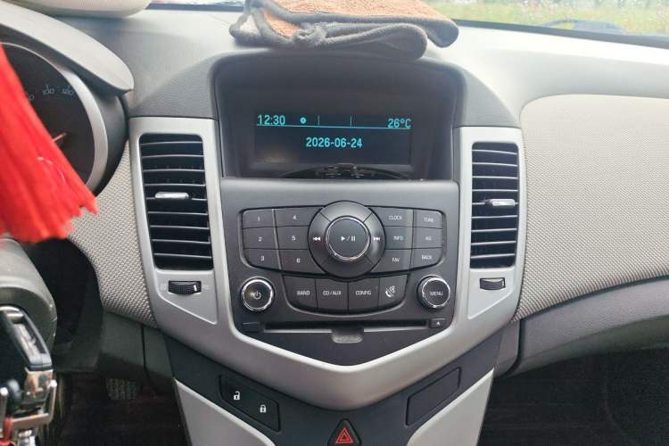 Used Chevrolet Cruze 2013 1.6L SE MT Audio And AC Panel