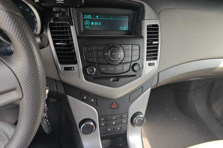 Used Chevrolet Cruze 2013 1.6L SE MT Audio And AC Panel