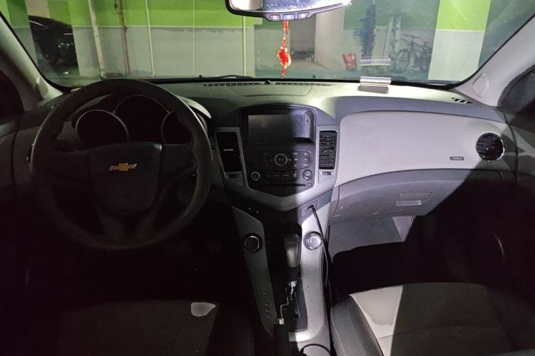 Used Chevrolet Cruze 2013 1.8L SE AT Center Console