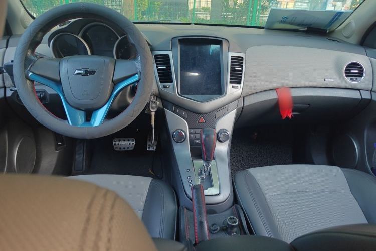 Used Chevrolet Cruze 2013 1.8L SE AT Center Console