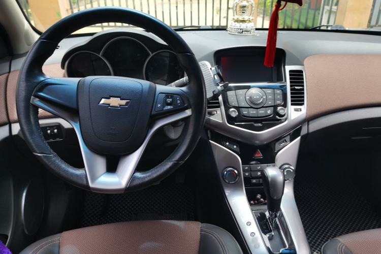 Used Chevrolet Cruze 2013 Hatchback 1.6L Automatic Luxury Model Center Console