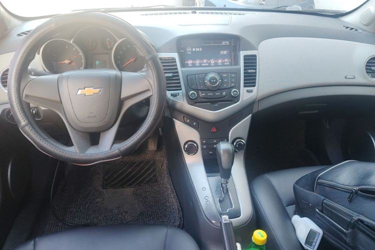 Used Chevrolet Cruze 2013 1.8L SE AT Center Console