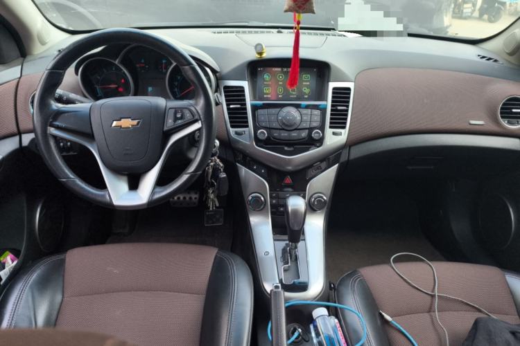 Used Chevrolet Cruze 2013 Hatchback 1.6L Automatic Luxury Model Center Console