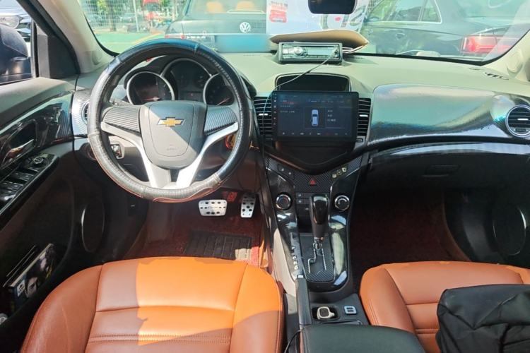 Used Chevrolet Cruze 2013 1.6L SE AT Center Console
