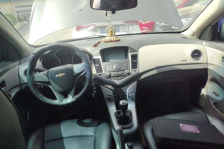 Used Chevrolet Cruze 2013 1.6L SE MT Center Console