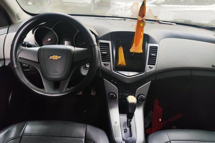 Used Chevrolet Cruze 2013 1.8L SE AT Center Console