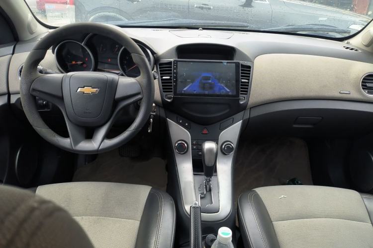 Used Chevrolet Cruze 2013 1.8L SE AT Center Console