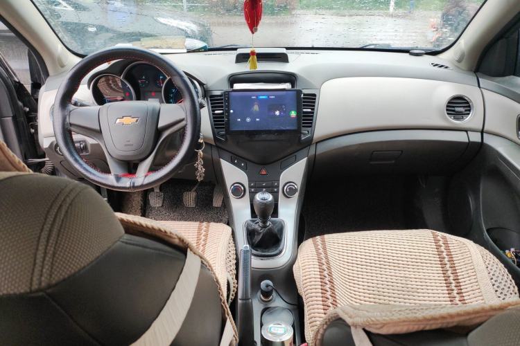 Used Chevrolet Cruze 2013 1.6L SL MT Center Console