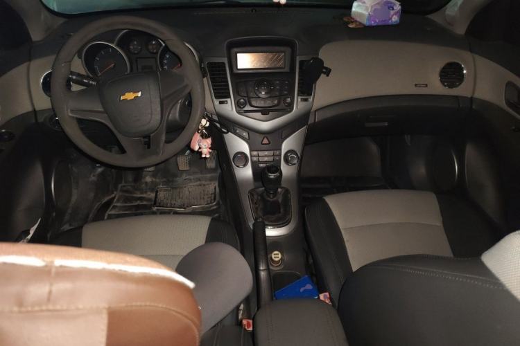 Used Chevrolet Cruze 2013 1.6L SL MT Center Console