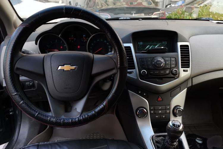 Used Chevrolet Cruze 2013 1.6L SE MT Center Console