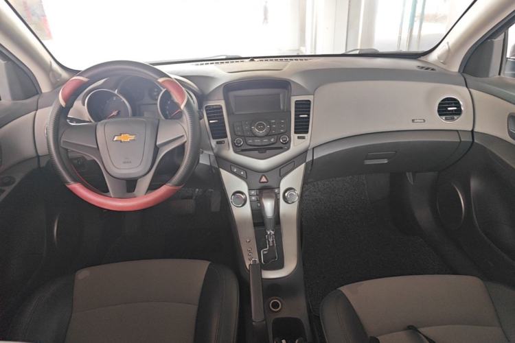 Used Chevrolet Cruze 2013 1.6L SE AT Center Console