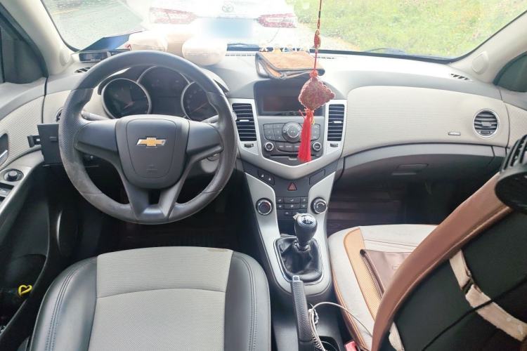 Used Chevrolet Cruze 2013 1.6L SE MT Center Console