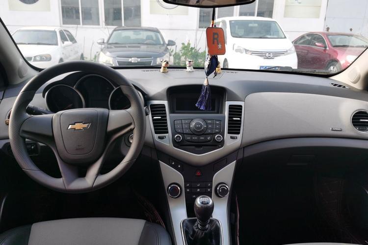 Used Chevrolet Cruze 2013 1.6L SE MT Center Console