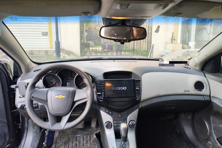 Used Chevrolet Cruze 2013 1.8L SE AT Center Console