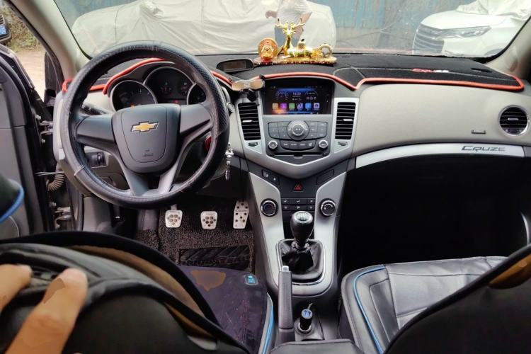 Used Chevrolet Cruze 2013 1.6L SE MT Center Console