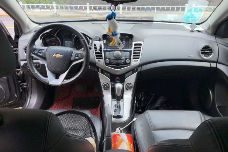 Used Chevrolet Cruze 2013 1.8L SX AT Center Console