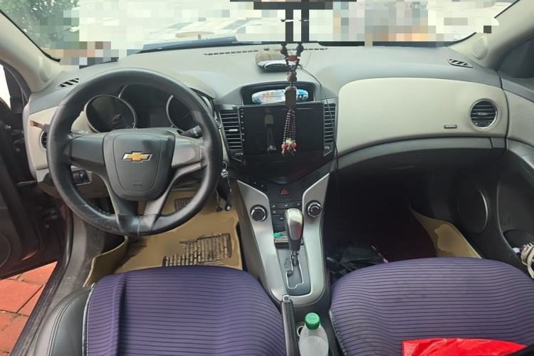 Used Chevrolet Cruze 2013 1.8L SE AT Center Console