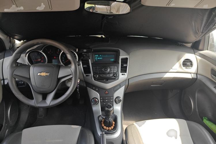 Used Chevrolet Cruze 2013 1.6L SE MT Center Console