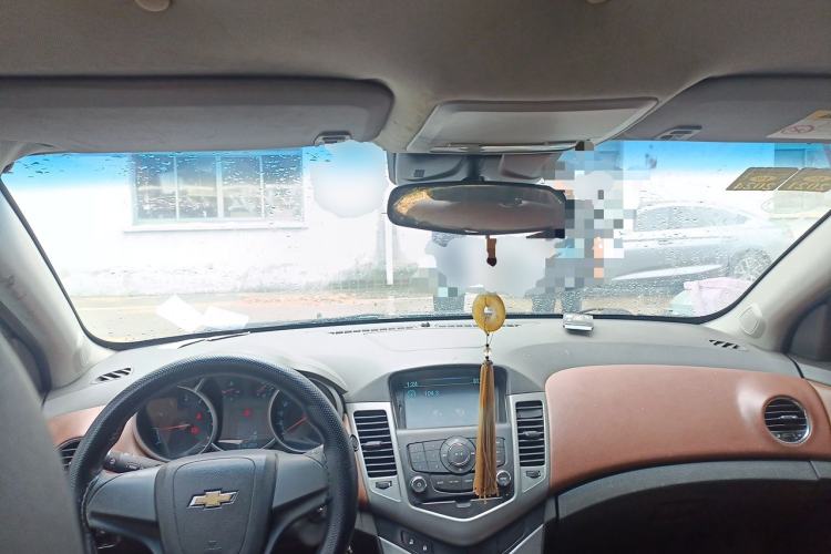 Used Chevrolet Cruze 2013 1.6L SL MT Center Console