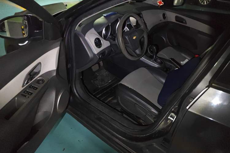 Used Chevrolet Cruze 2013 1.8L SE AT Driver Seat