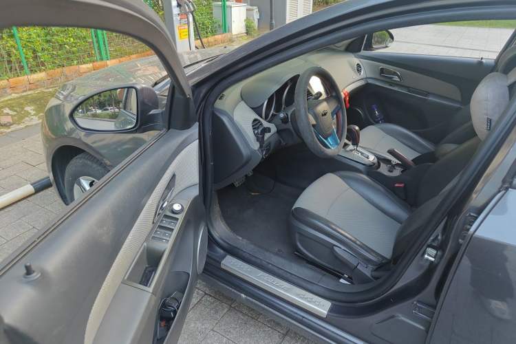 Used Chevrolet Cruze 2013 1.8L SE AT Driver Seat