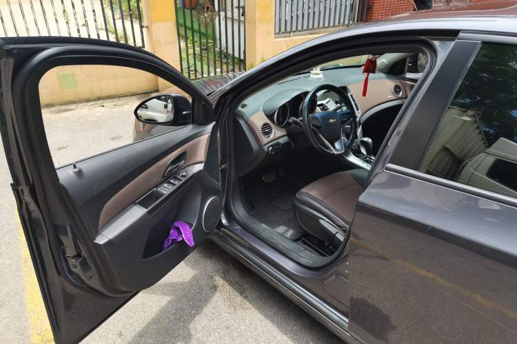 Used Chevrolet Cruze 2013 Hatchback 1.6L Automatic Luxury Model Driver Seat