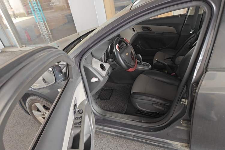 Used Chevrolet Cruze 2013 1.6L SE AT Driver Seat