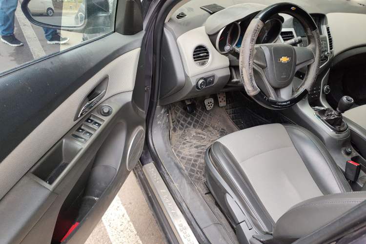 Used Chevrolet Cruze 2013 1.6L SL Grand Edition Manual Transmission Driver Seat