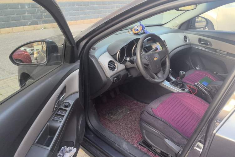 Used Chevrolet Cruze 2013 1.6L SL Sunroof Edition MT Driver Seat