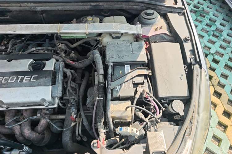 Used Chevrolet Cruze 2013 1.6L SE AT Engine Bay Left